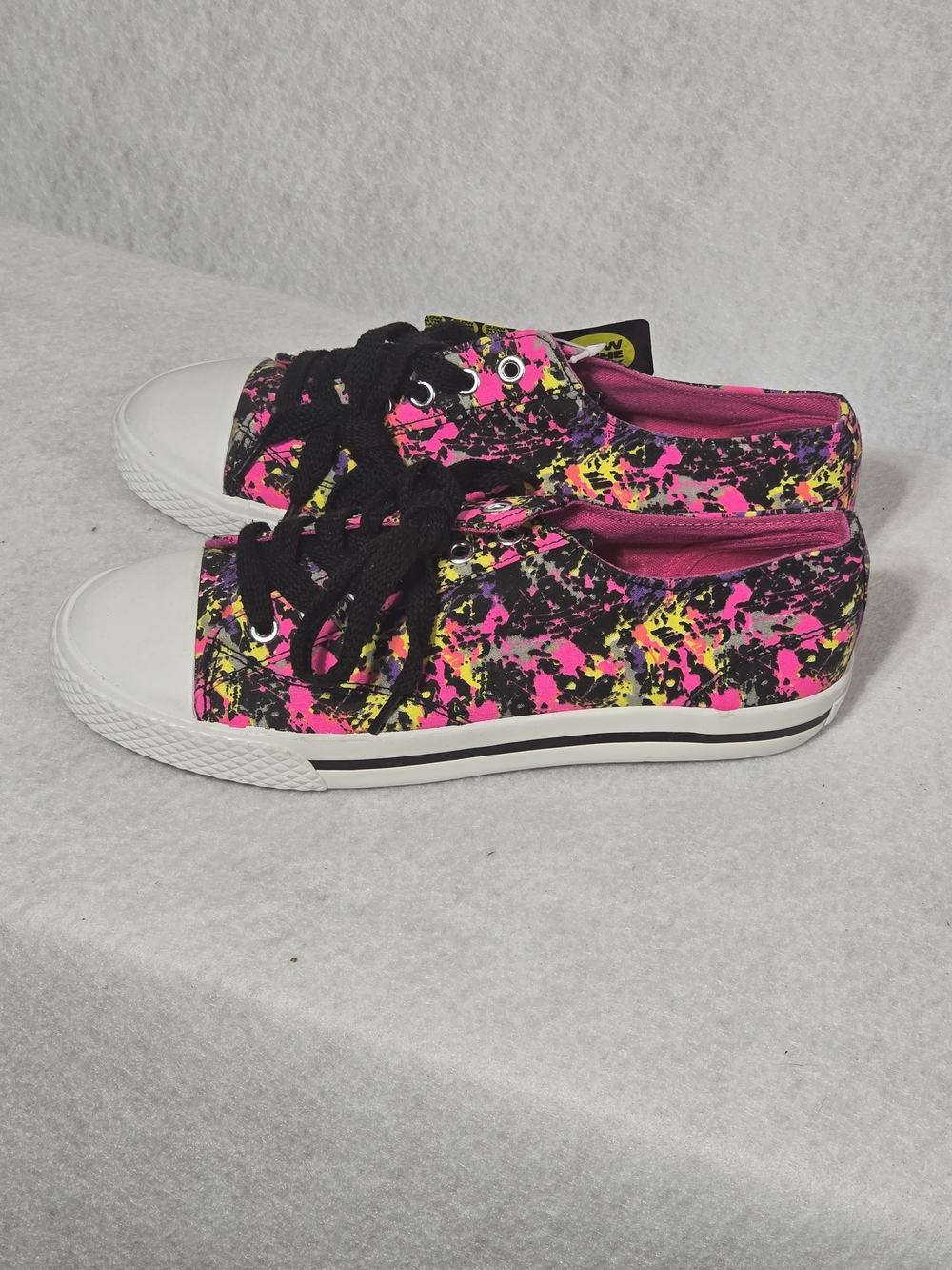 Black Canvas Sneakers with Neon Paint-Splash From Airwalk Size 8 - Picture 4 of 6